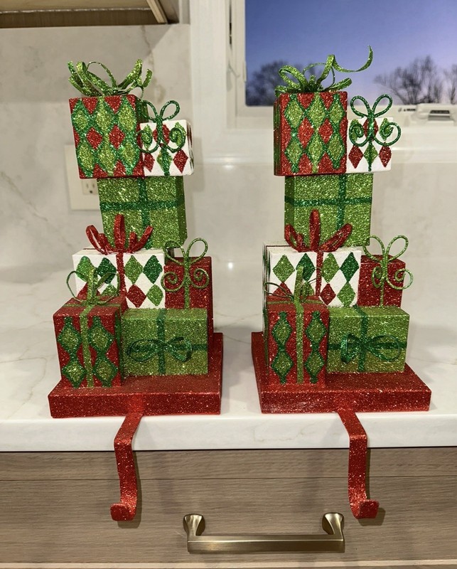 2 Stocking Holders 