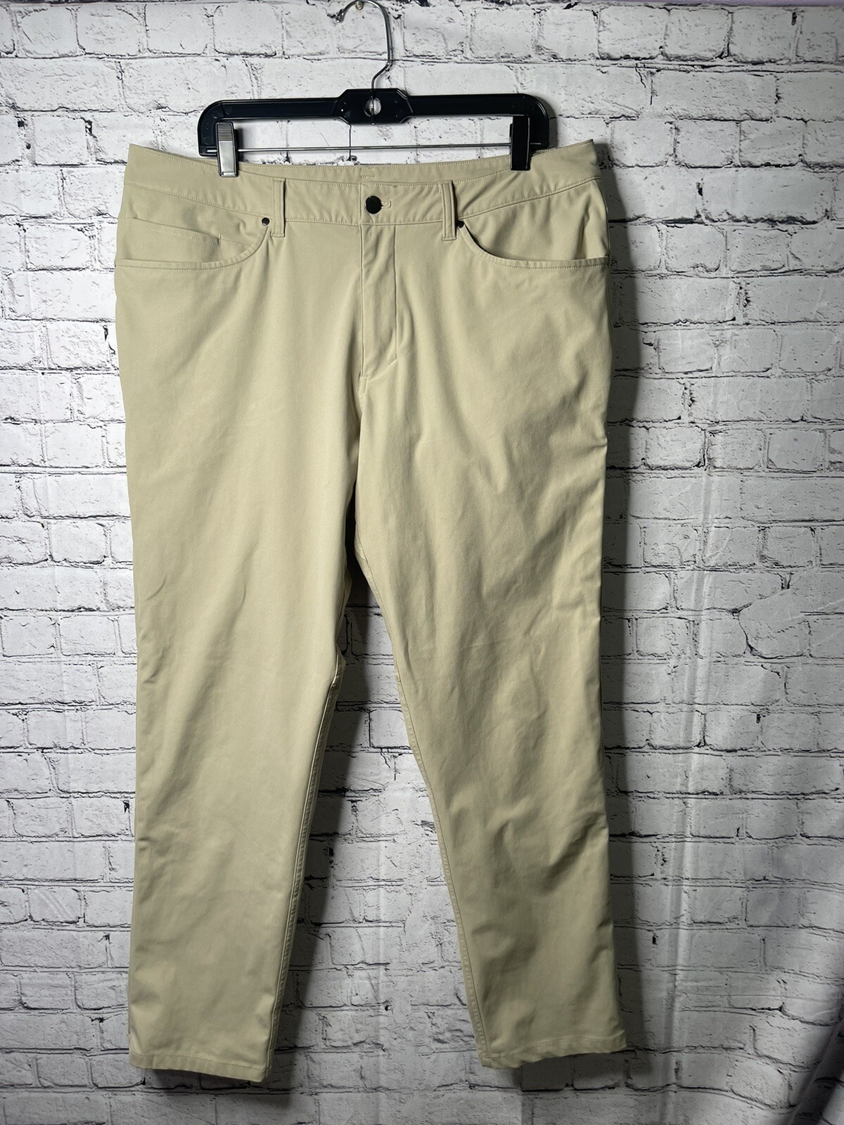 Lululemon Men's ABC ClassicFit Warpstreme Khaki Casu… Gem