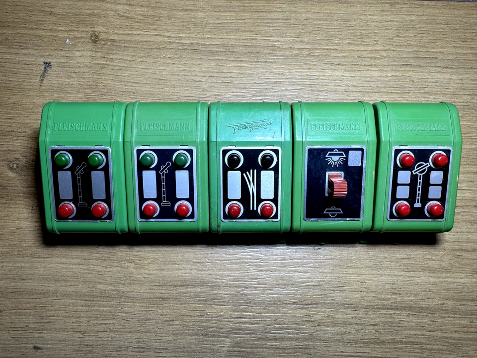 Fleischmann 6927 (X2) + 6920 + 6929 + 6922 Control Desk Momentary Switch - Image 4 of 4