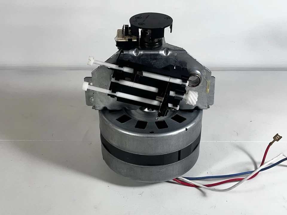 41A4252-7B 123D0100 OBJY2188B72 132B1953 30B387 motor of Chamberlain Garage Door - Image 2 of 4