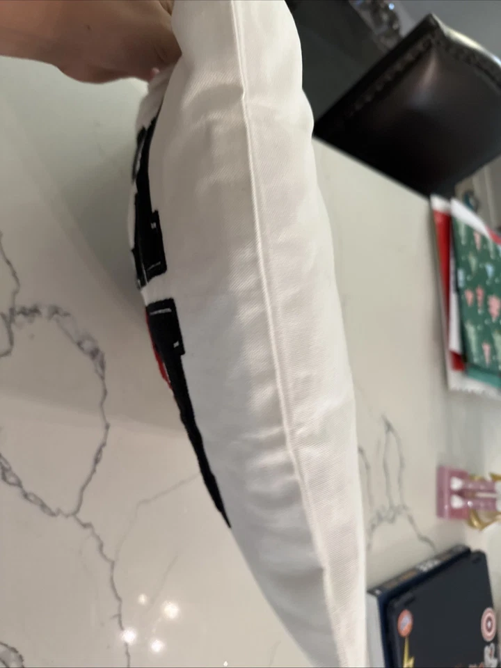 Almohada decorativa de baloncesto “LOVE” Foto 3 de 4