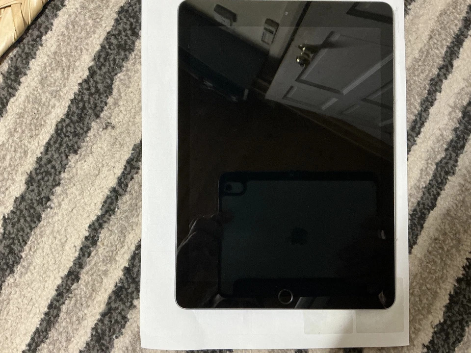 Apple iPad 6 Gen Retina 9.7" 32GB Space Grey WiFi Latest IOS - Image 3 of 4