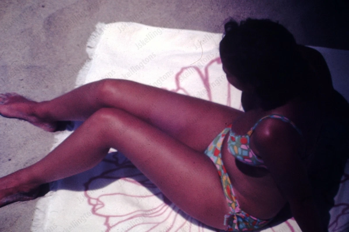 beach scene candid of girl in bikini voyeur 1971 Original 35mm SLIDE Ga7 eBay pic