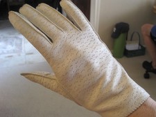 WOMENS HAND SEWN OFF WHITE DEERSKIN GLOVES