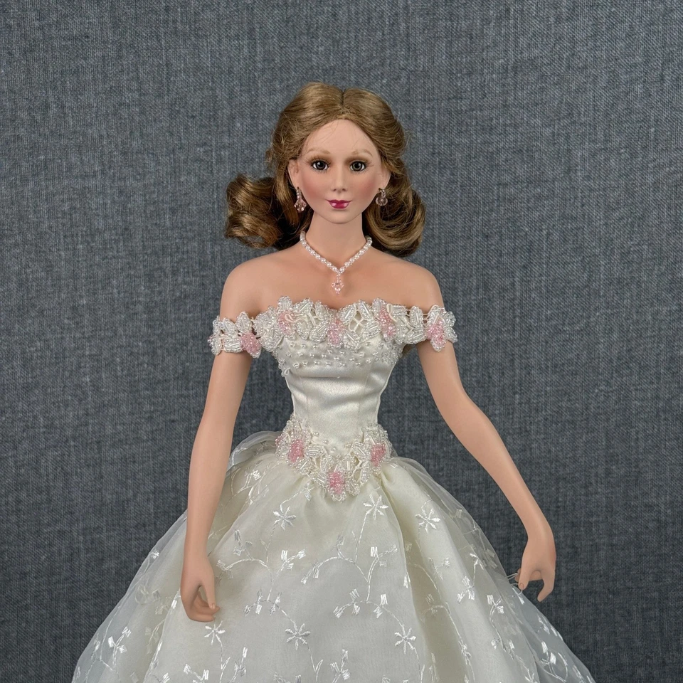 Ashton Drake Muñeca Novia Porcelana Vestido de Boda Cuentas Encaje 20" con Soporte Foto 2 de 4