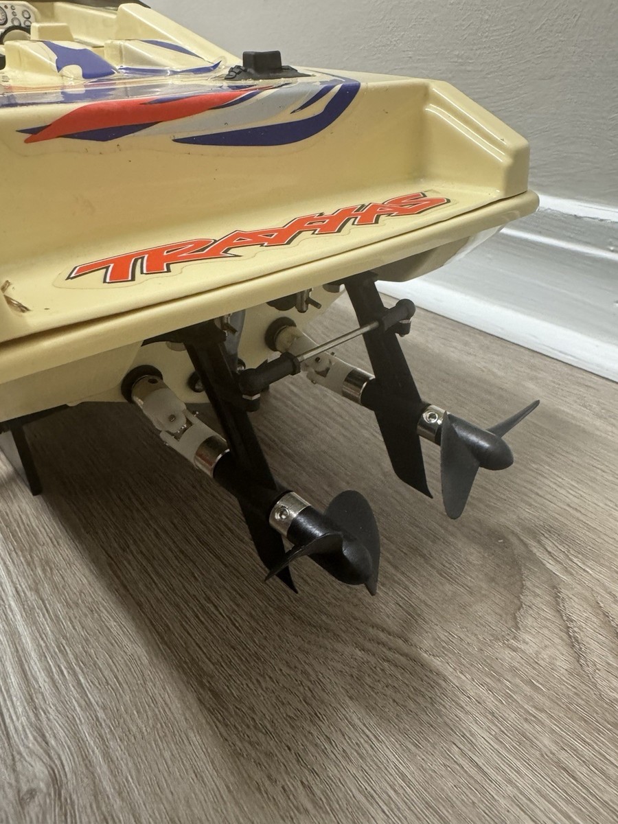 TRAXXAS VILLAIN EX Twin Motor RC Speedboat W/Charger, 2 Batts