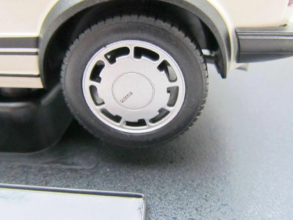 Volkswagen VW Golf 1 GTI Pirelli Modellino 1:18 Welly Bianco - Immagine 3 di 4