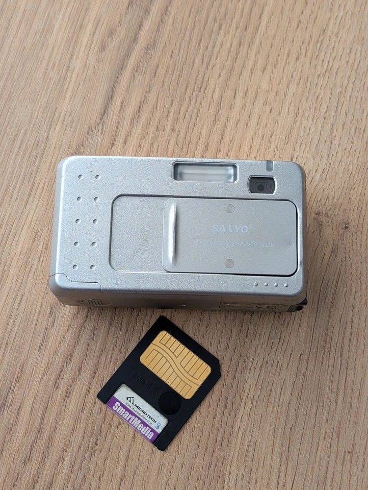 Sanyo Digital Camera VPC-G250 0.4MP Silver Tested Working. With SmartMedia Card - Image 3 of 4