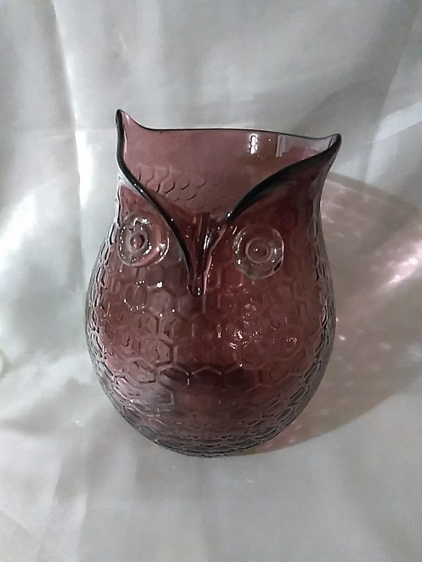 Amythyst Purple Honeycomb Art Glass Owl Vase.                         (12)