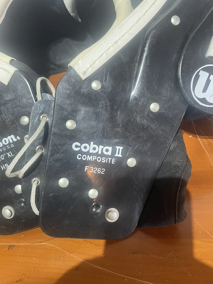 Almohadillas de hombro de fútbol americano Wilson Cobra II 19-20” XL vintage de los años 90 Foto 2 de 4