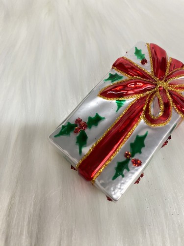 Bloomingdale's Glass Present Ornament 100% Exclusive Christmas Decoration - Picture 5 of 7
