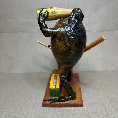 Folk Art Handmade Drinking Corona Taxidermy Frogs Pen Holder WOW