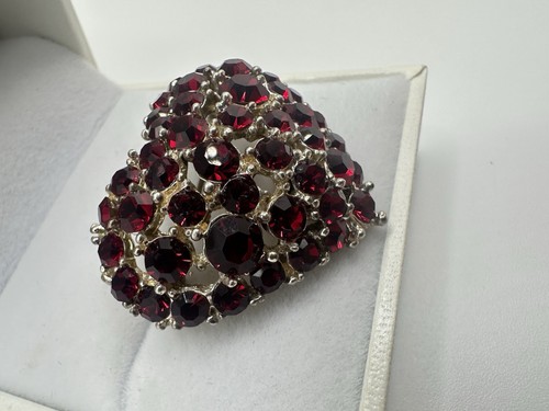 Broche prendedor de fresa corazón estrás rojo de colección venta inmobiliaria sin firmar amor leer - Imagen 10 de 15