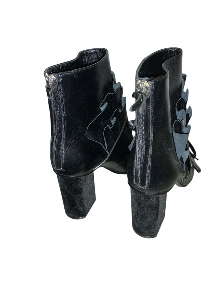 Botines Emilio Pucci de cuero negro con volantes y tacón de terciopelo talla 38,5 Foto 3 de 4