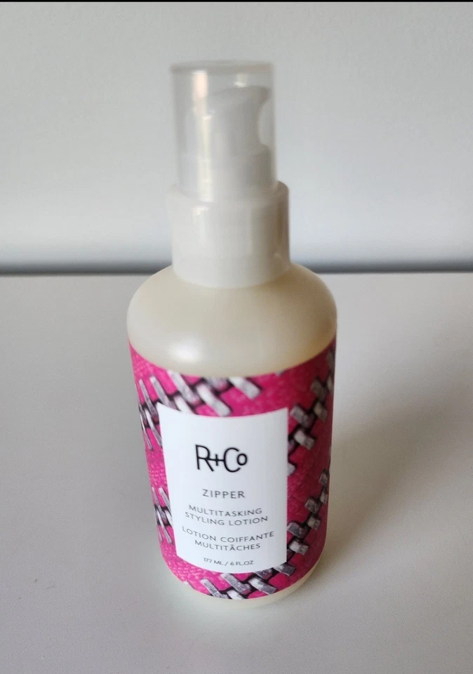 ¡Nuevo! Loción de peinado multitarea con cremallera R+Co tamaño 6 oz Foto 2 de 4