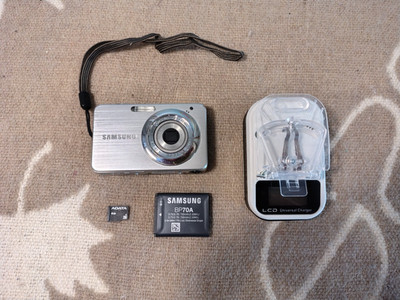 Samsung ST30 10.1MP Digital Camera - Silver Fully Working Great Shape
