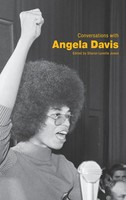 Conversations With Angela Davis | Sharon Lynette Jones | Buch | Englisch | 2021