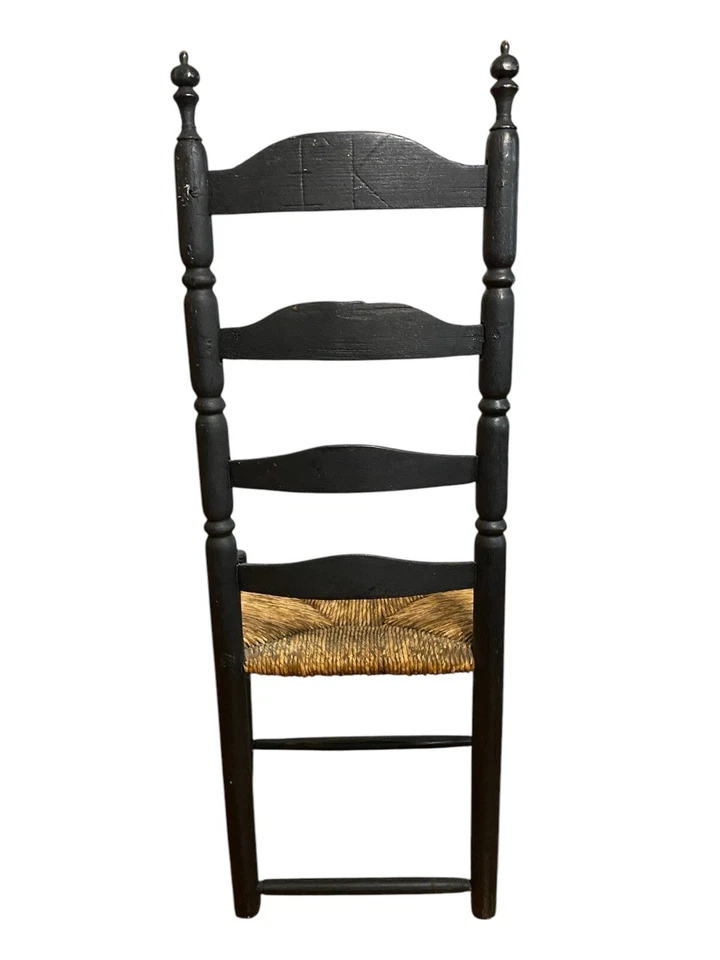 Silla lateral americana del siglo XVIII con respaldo de escalera alrededor de 1740-1760 Nantucket o Boston Foto 3 de 4