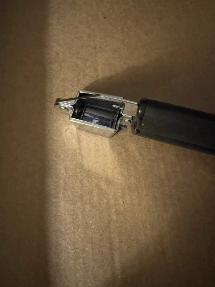 Prensa de ajo de acero inoxidable de metal premium OXO de 7,5" L Foto 4 de 4