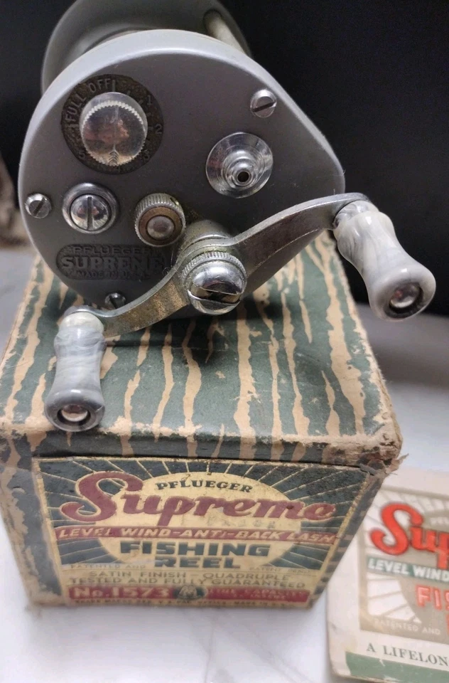 Carrete de pesca vintage Pflueger Supreme Nº 1573: caja, asas de mármol gris Foto 2 de 4