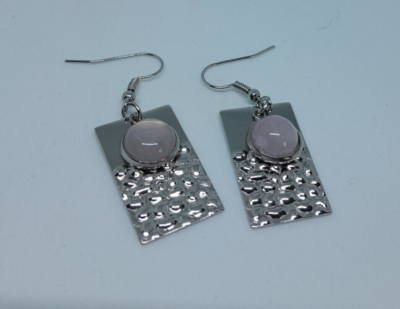 Boucles d'oreilles avec pétale rose métallisée et perles roses - Boucle