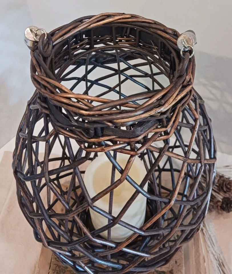 Linterna colgante de mimbre y metal con mango de cuero sintético y vela LED. Foto 4 de 4