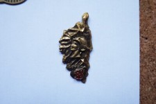 Un pin's Corse Corsica 18 sapeurs pompiers tête de Maure avec casque numéro 93