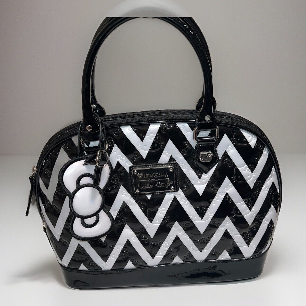 Loungefly Hello Kitty ハンドバッグ(レア商品) Sanrio Hello Kitty and Friends Carnival Loungefly Mini Backpack