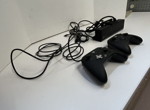 Microsoft Xbox One Kinnect Black Sensor Bar Model 1520 Power 2 Wired Controllers - Picture 3 of 14