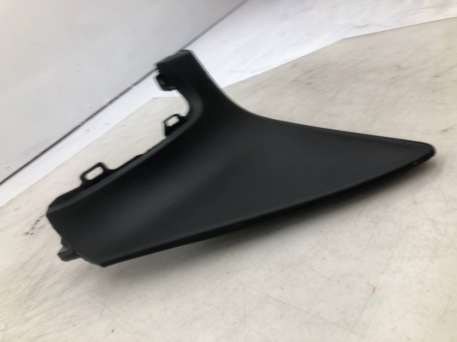 2016-2020 BENTLEY BENTAYGA LOWER LEFT DASH CONSOLE SIFE COVER W/TEMP SENSOR