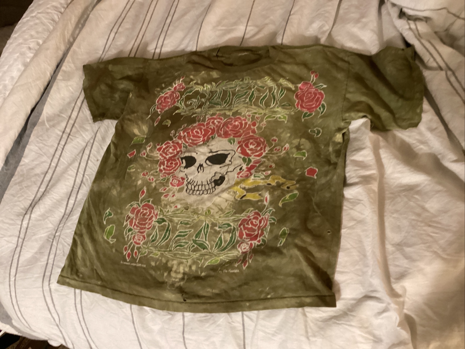 Vintage GRATEFUL DEAD 94 Batik Skull Roses T SHIRT Gem vintage-grateful-dead-94-batik-skull-roses-t-shirt-gem