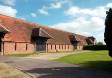 Photo 12x8 Field Barns, Fifield Manor Rokemarsh An impressive row of barn  c2011