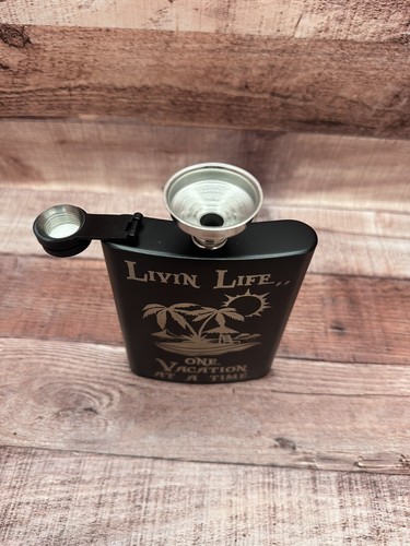 Frasco de cadera negro de 8 oz con embudo grabado láser - Imagen 3 de 5