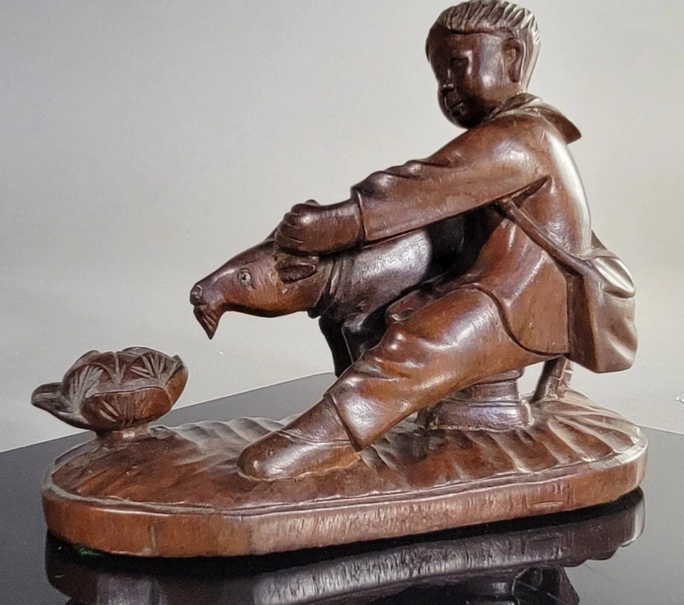 Estatuilla china vintage de madera tallada de un niño sosteniendo una cabra con una flor de loto Foto 3 de 4