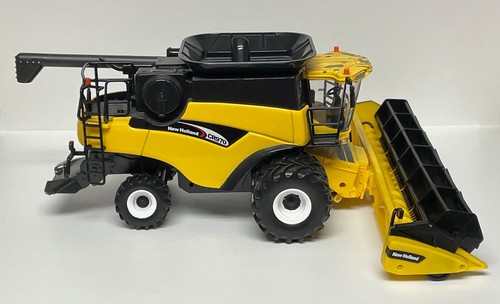 New Holland Twin Rotor CR970 Combine ERTL 1/32 with Wheat Header - 第 1/6 張圖片