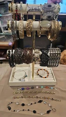 Vintage To Now Costume Jewelry Lot Bracelets 25+  - Wear or Repair  AS IS