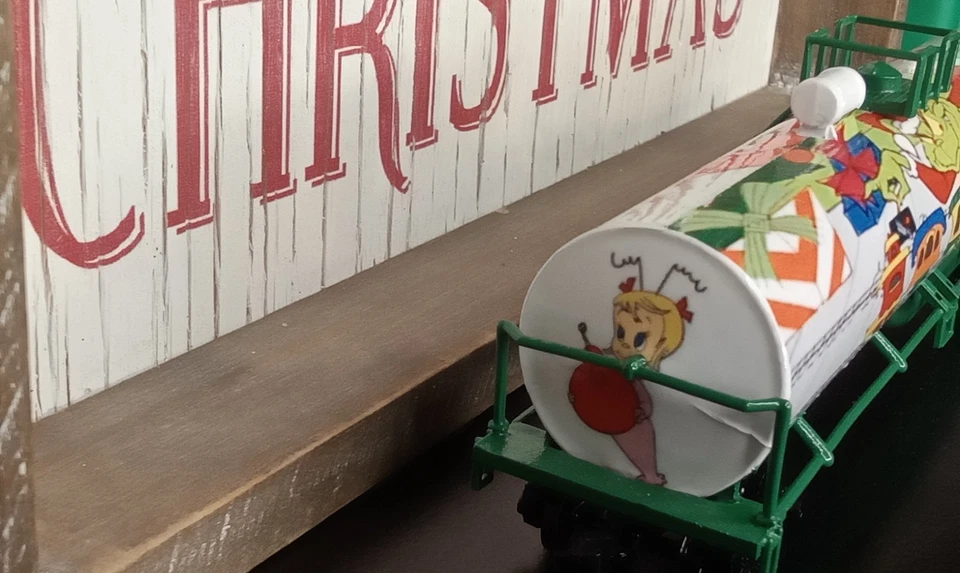 HO scale Dr. Seuss How the GRINCH stole Christmas HO scale train tanker mehano - Image 3 of 4