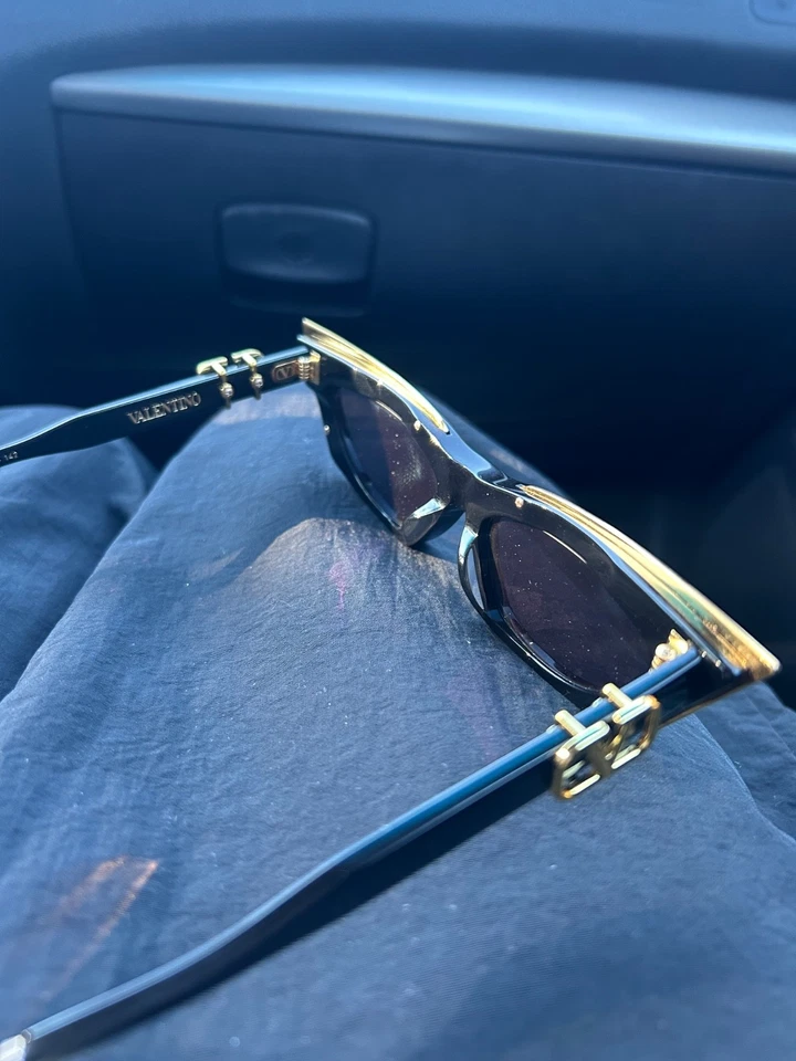 Authentic Valentino Garavani Women’s Sunglasses, V-Cut Gold, New condition - Image 2 of 4