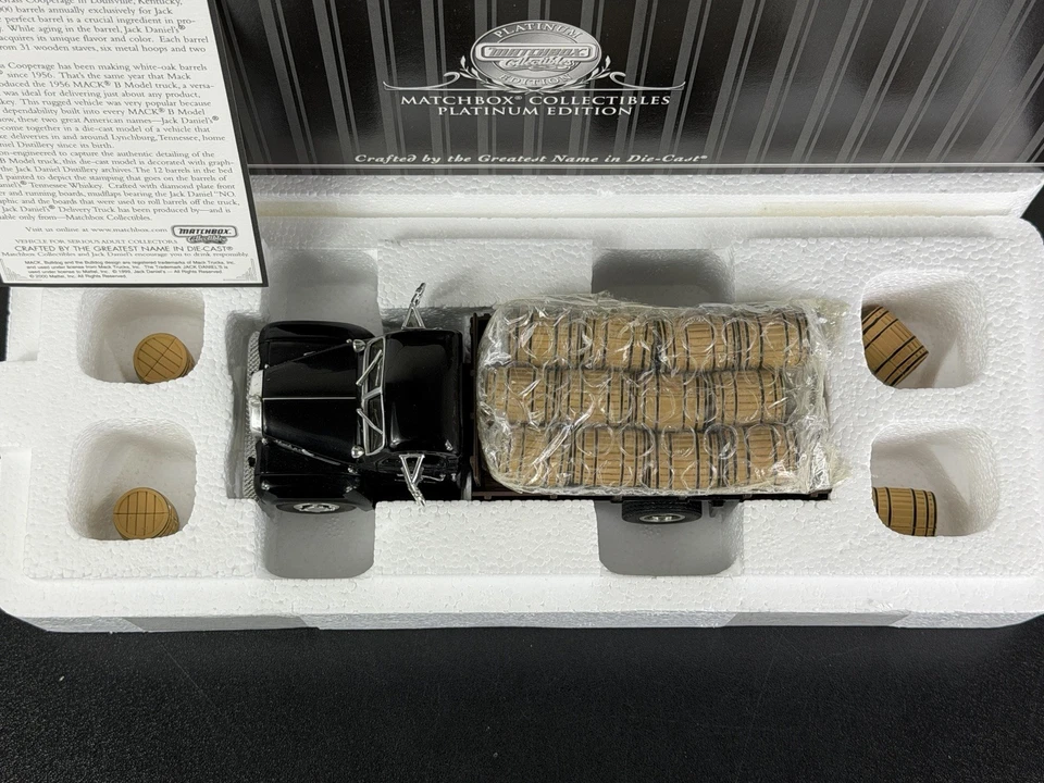 Nuevo en caja Jack Daniels 1956 modelo Mack B camión con panel JD Barrels Matchbox #96769 Foto 3 de 4