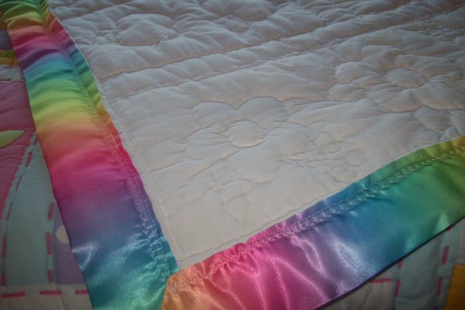 MANTA BEBÉ ACOLCHADA A MANO/COLGANTE DE PARED EN COLORES BRILLANTES Y TEMA HELLO KITTY Foto 4 de 4