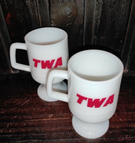 DE COLECCIÓN RARO TWA TRANS WORLD AIRLINES PEDESTAL TAZA JUEGO DE 2 TAZAS DE VIDRIO BLANCO LECHE - Imagen 5 de 8