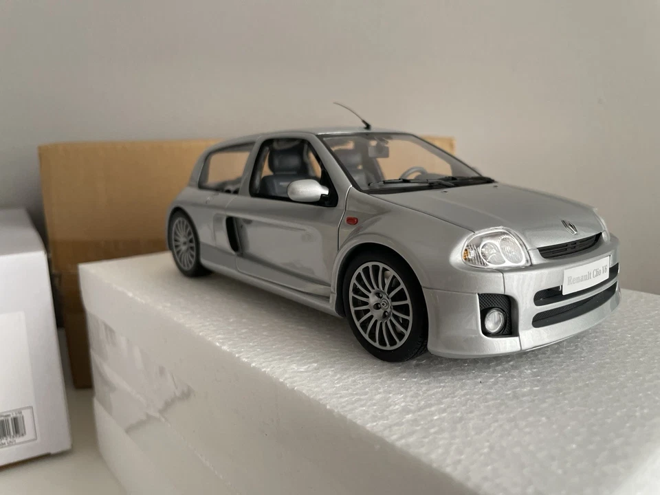 OTTOMOBILE 1/18 - Renault Clio V6 Fase1 2001, ARGENTO OT1034 - Immagine 4 di 4