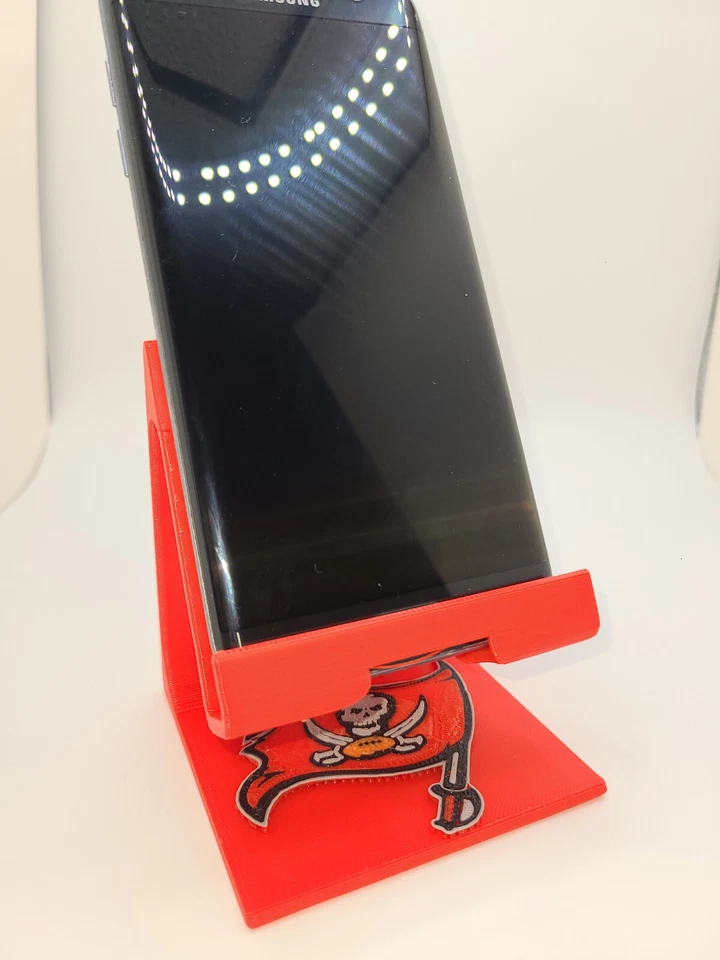 Suporte para telefone impresso em 3D TB Buccaneers - Vibrante e durável - Mostre amor à sua equipe! - Imagem 2 de 3