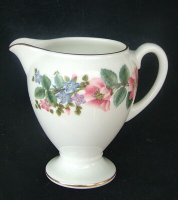 Wedgwood Woodland Rose Globe Form 200ml Sm Creme Milchkanne 10 cmh sieht sehr guter Zustand aus