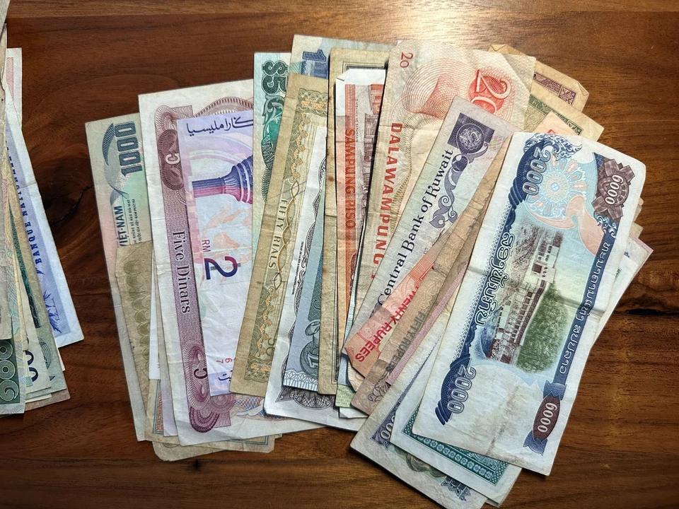 Large lot of over 180+ world banknotes circulated and uncirculated #0439 - Image 4 of 4