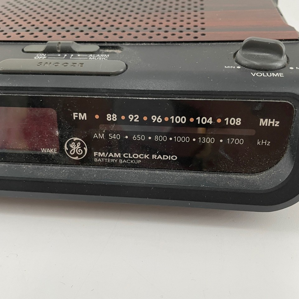 GE Vintage Compact AM FM Clock Radio Faux Wood Grain LED Display Model ...