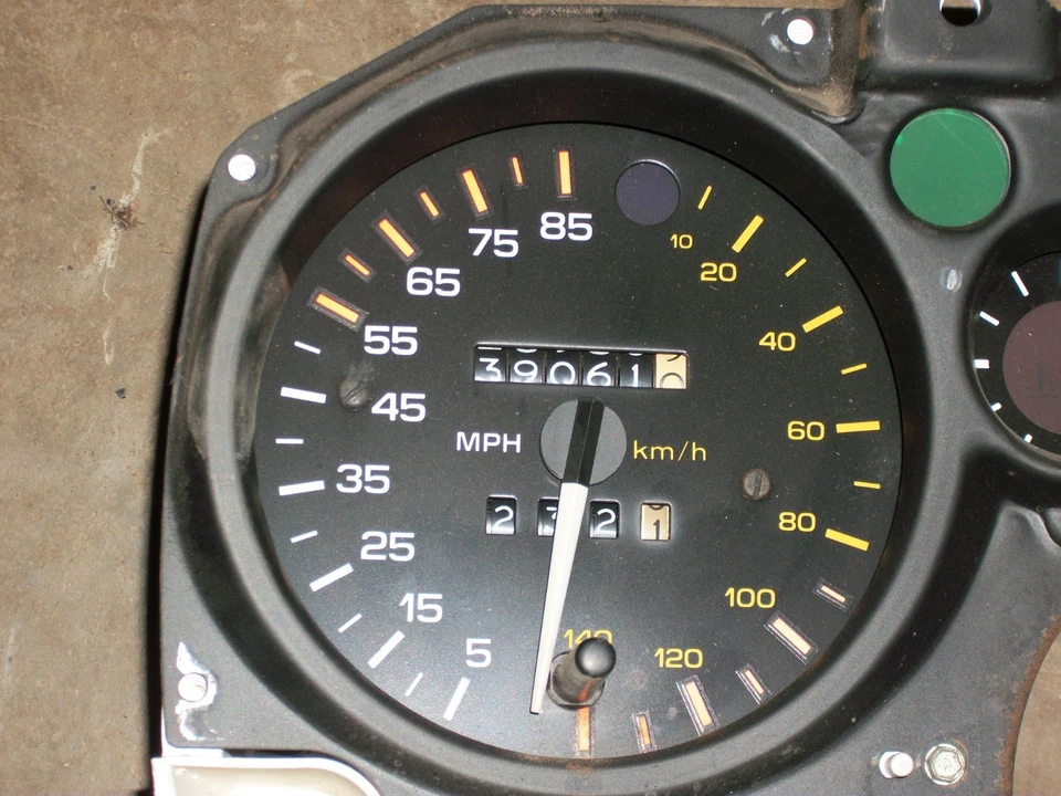 1985 Chevrolet Camaro painel de instrumentos 39061 milhas no odômetro - Imagem 2 de 4