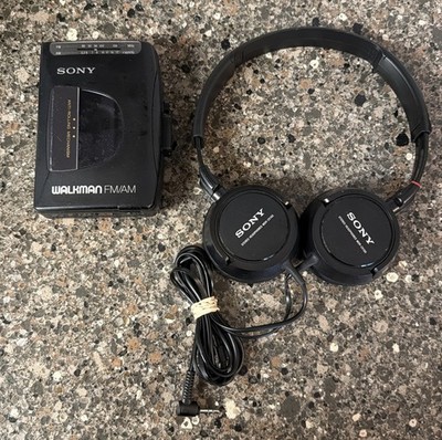 Sony Walkman WM-FX10 AM/FM Cassette Player Excellent Condition w Sony Headphones