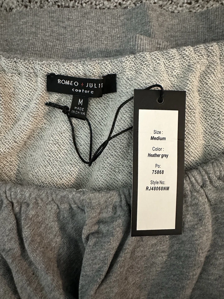 ROMEO AND JULIET COUTURE M Sudadera corta gris polar con volantes NUEVA CON ETIQUETAS R $59 Foto 3 de 4