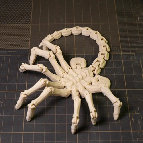 Fully Articulated Alien Facehugger Xenomorph Collectible Figurine Sci-Fi Horror - Picture 5 of 7